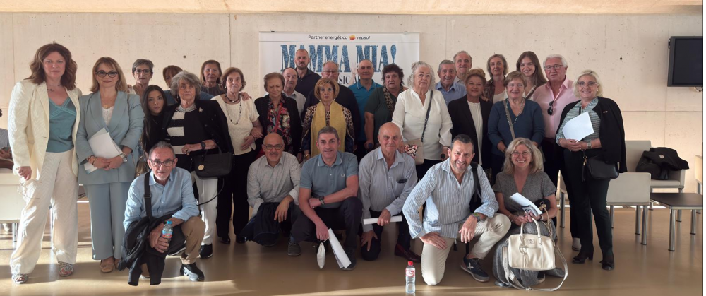 Los asociados de Zaragoza disfrutan de una jornada de convivencia en el musical “Mamma Mia!”
